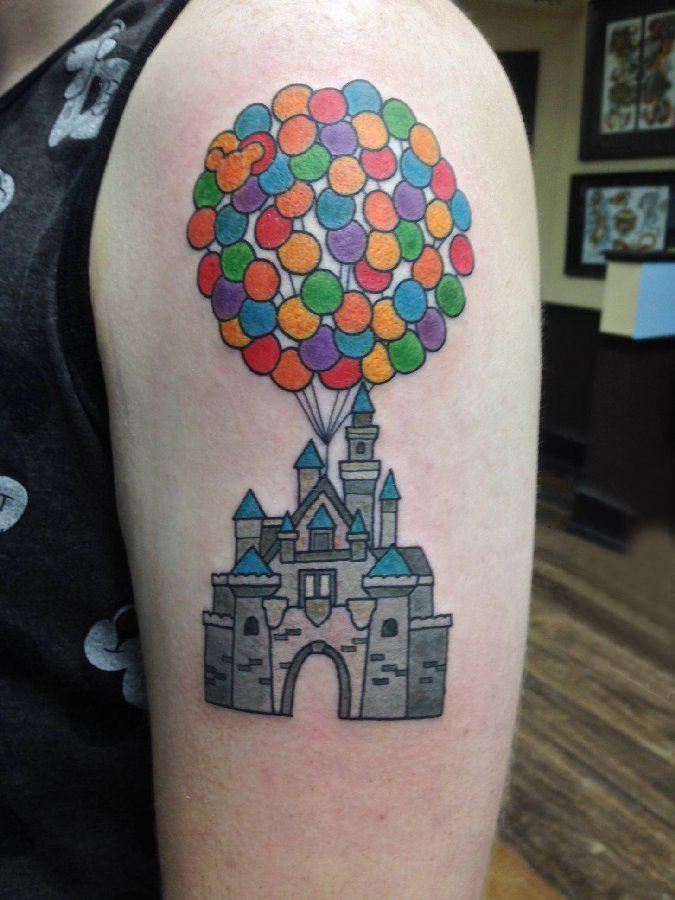 双大臂纹身 男生大臂上气球和城堡纹身图片