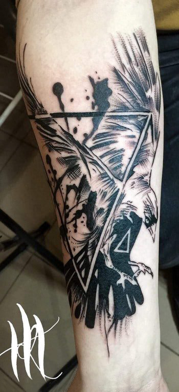 纹身黑色 男生手臂上三角形和鸟纹身图片