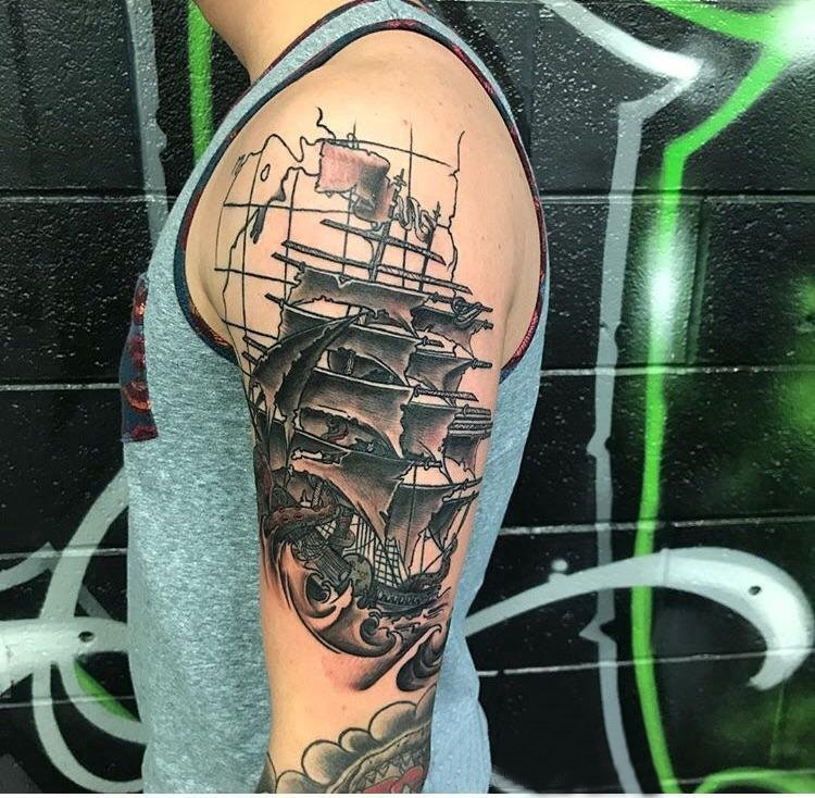 纹身小帆船 男生手臂上地图和帆船纹身图片