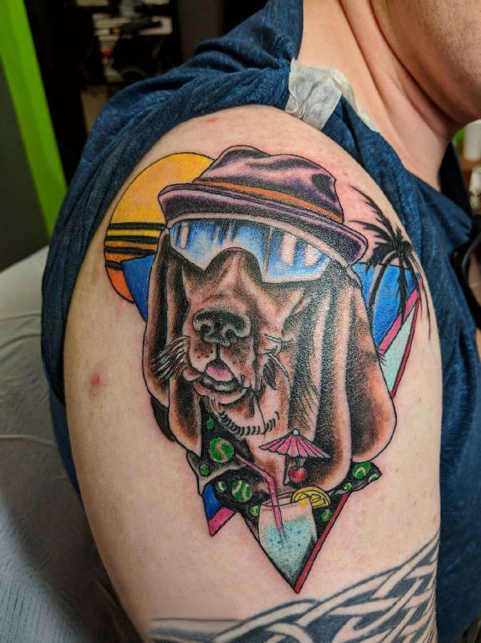 小狗纹身图案 男生大臂上彩色的小狗纹身图片