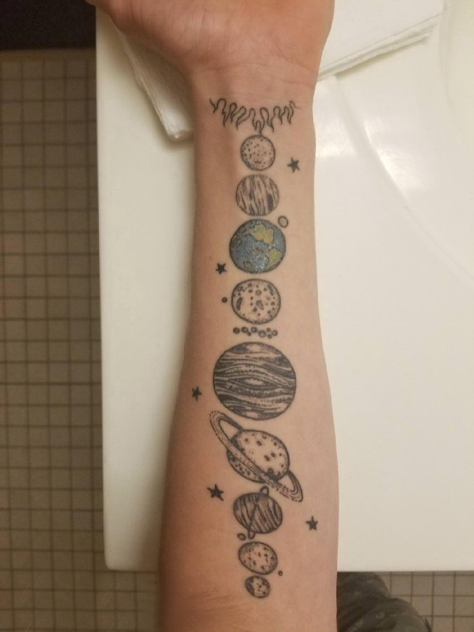 小星球纹身 男生手臂上黑色的星球纹身图片