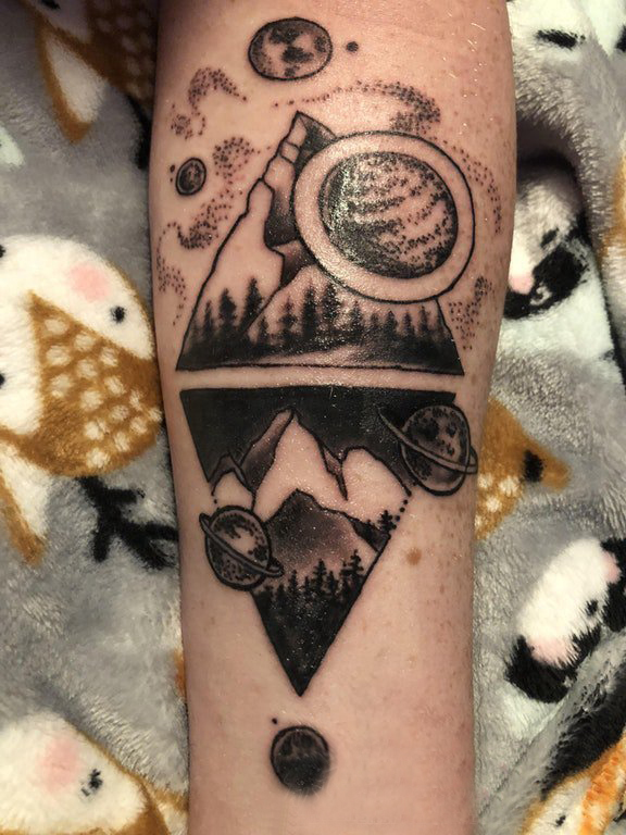 几何元素纹身 男生手臂上星球和山脉纹身图片