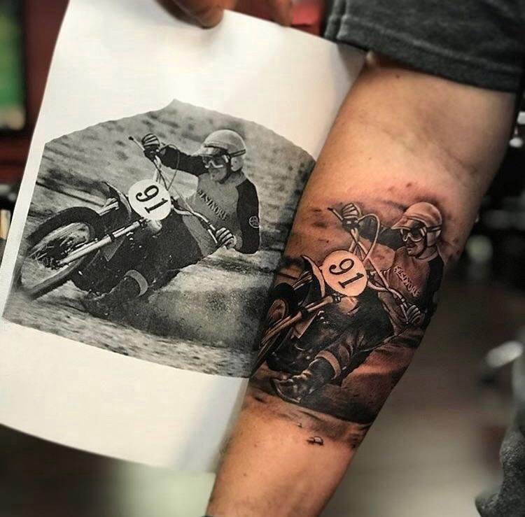 简易纹身素描  男生手臂上黑灰的素描纹身图片