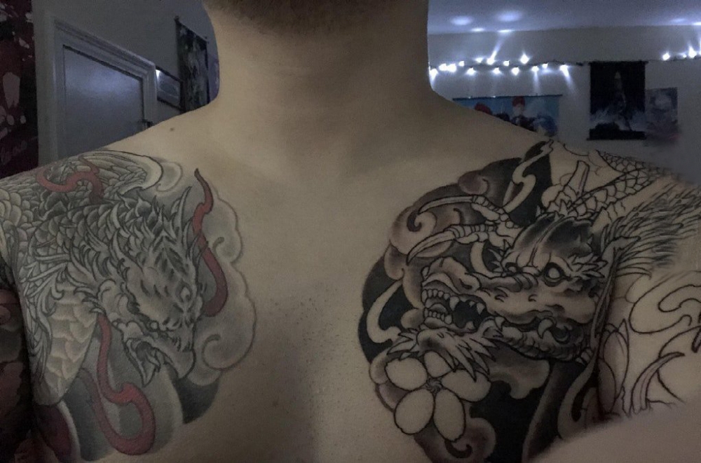 九爪金龙纹身  男生胸上彩绘的龙头纹身图片
