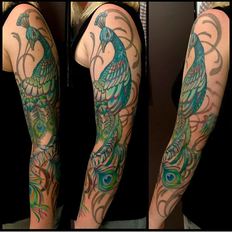 孔雀纹身图案 女生手臂上彩色的孔雀纹身图片