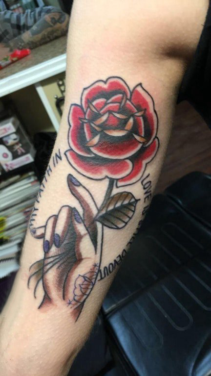 玫瑰纹身图 女生手臂上玫瑰花和手纹身图片