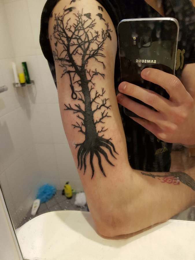 生命树纹身图案 男生大臂上黑色的生命树纹身图片
