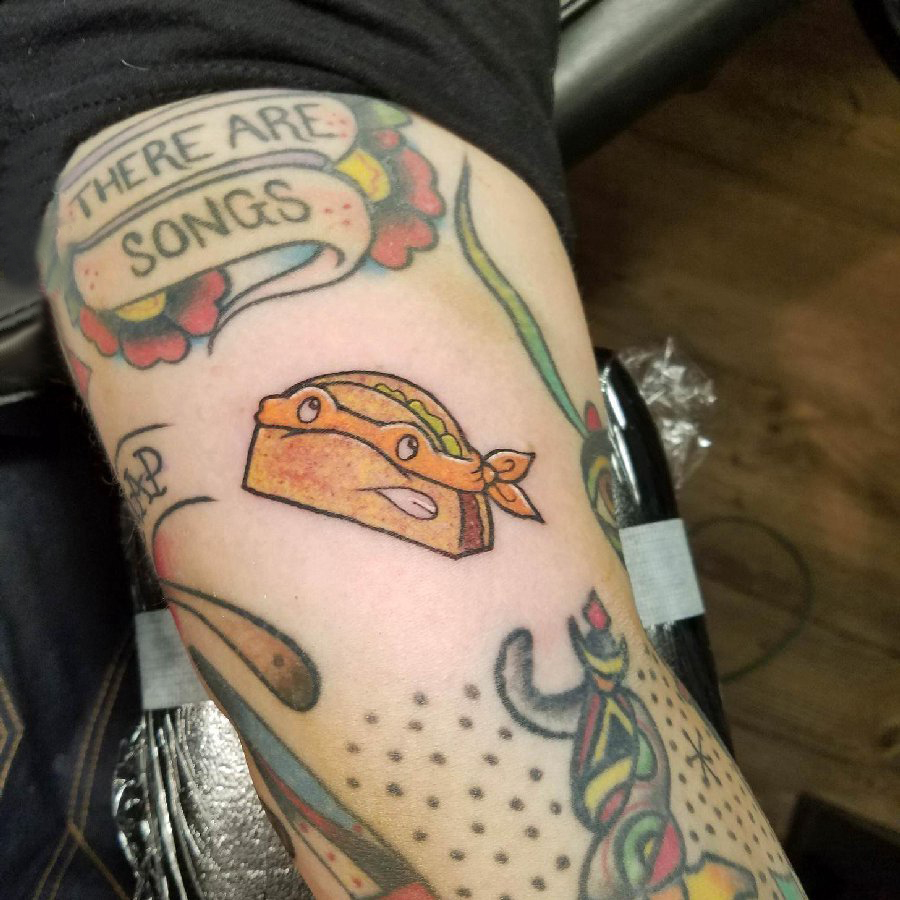 食物纹身 男生手臂上彩色的三明治纹身图片