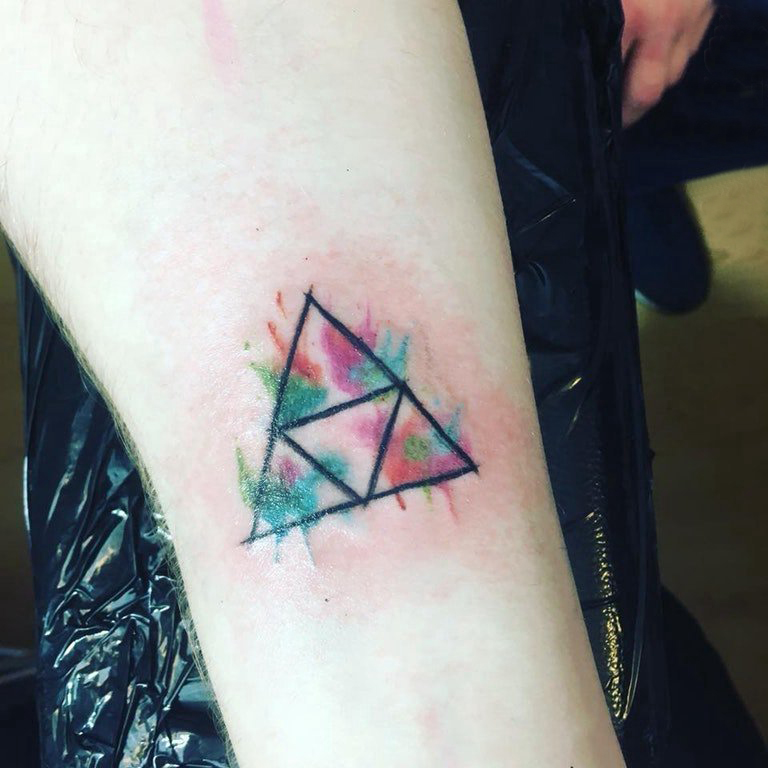 水彩纹身图片女 女生手臂上彩色的三角形纹身图片