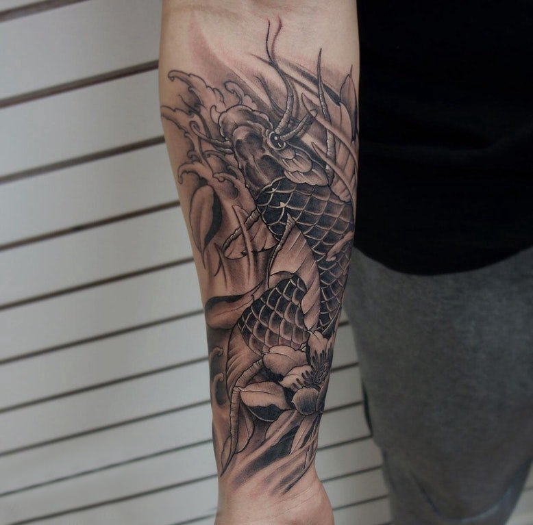 纹身锦鲤图案 男生手臂上黑灰的锦鲤纹身图片