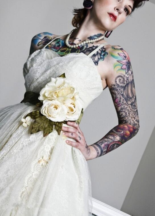 美丽的婚纱与纹身新娘II