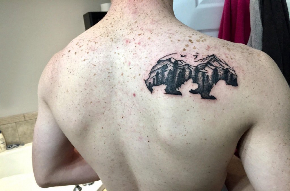 后背纹身男 男生后背上山脉和熊纹身图片