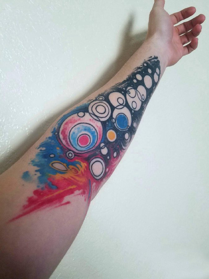 手臂纹身素材 男生手臂上圆形的星球纹身图片