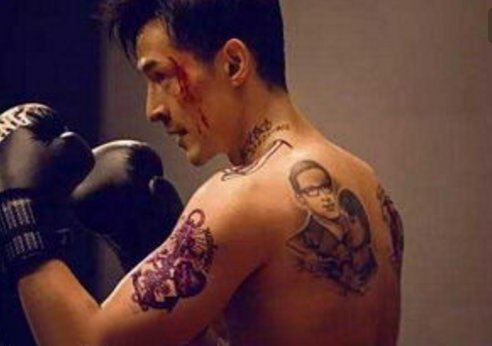 中国纹身明星  胡歌后背上素描的人物肖像纹身图片