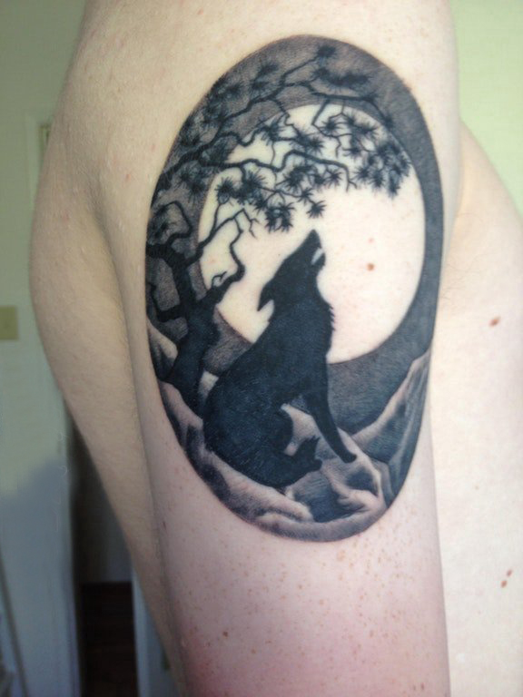 狼和花纹身图案 男生大臂上大树和狼纹身图片