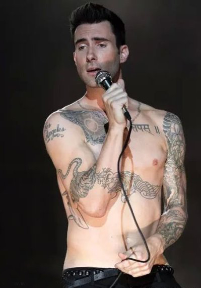 美国纹身明星  Adam Levine身上黑灰的创意纹身图片