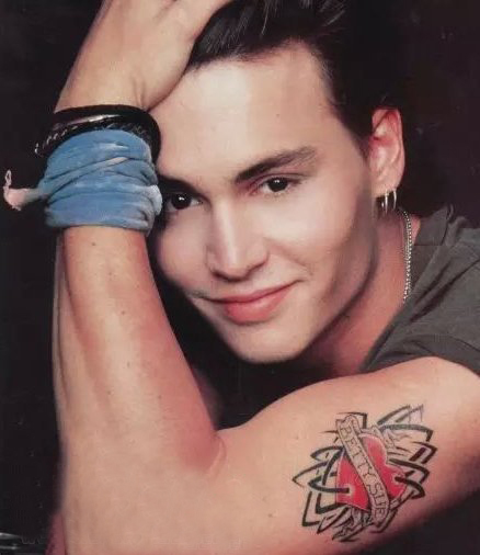 美国纹身明星  Johnny Depp手臂上彩绘的心形纹身图片