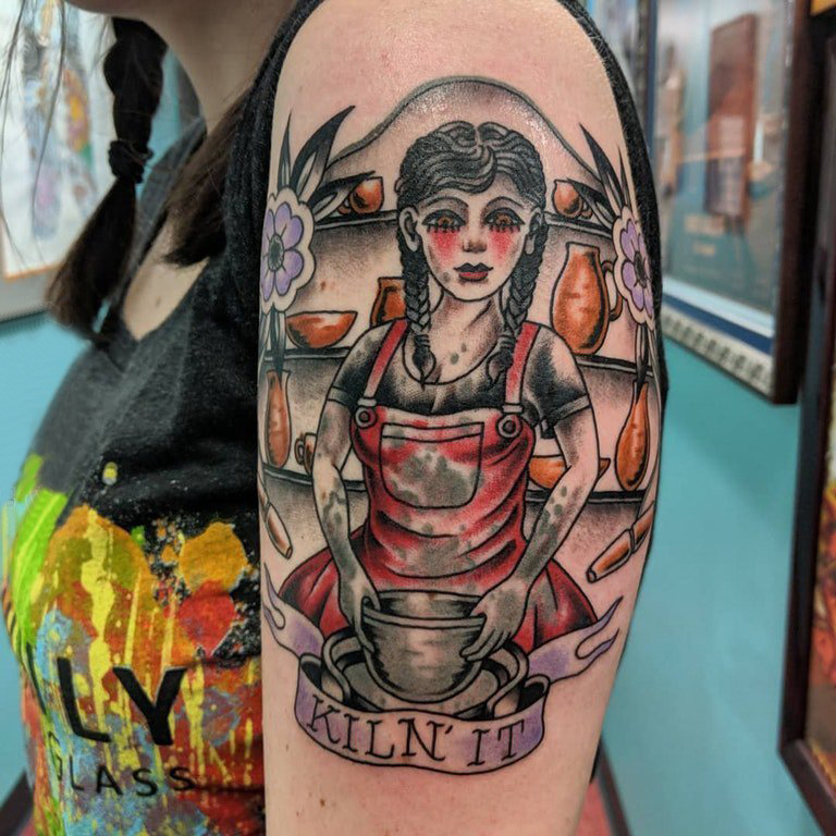 女孩人物纹身图案  女生大臂上彩绘的女孩人物纹身图片