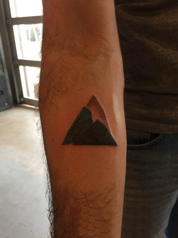 三角形纹身图 男生手臂上黑色的山脉纹身图片