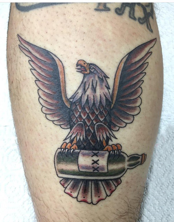 纹身老鹰图片  男生小腿上彩绘的老鹰纹身图片