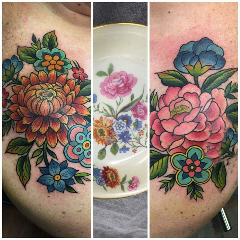 纹身图案花朵 女生侧腰上彩绘的花朵纹身图片