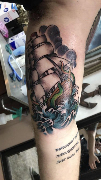 小帆船纹身  男生手臂上彩绘的小帆船纹身图片
