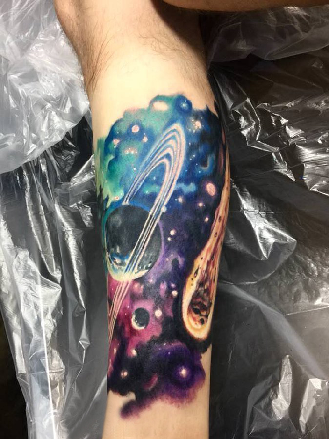 小宇宙纹身 男生小腿上宇宙和星球纹身图片