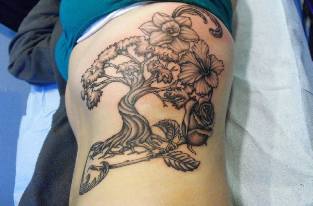 植物纹身  女生侧腰上黑灰的植物纹身图片