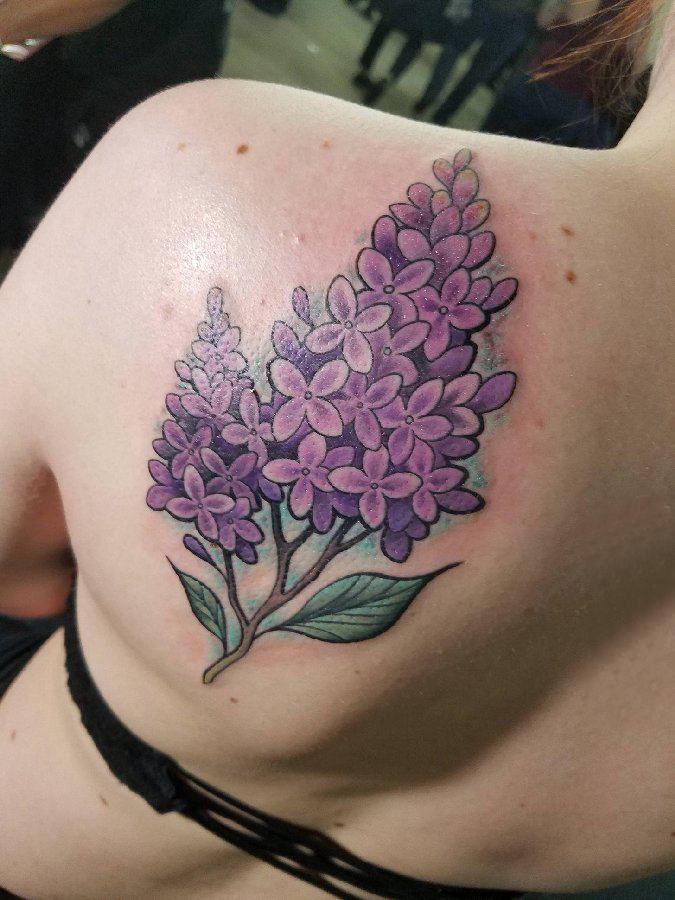 植物纹身 女生后背上彩色的植物纹身图片