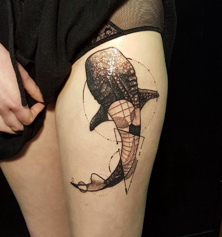 大腿纹身图女 女生大腿上三角形和鲸鱼纹身图片