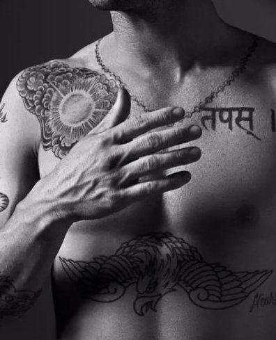 国际纹身明星  Adam Levine身上黑色的极简纹身图片