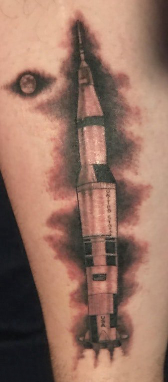 纹身黑色 男生大腿上黑灰的火箭纹身图片