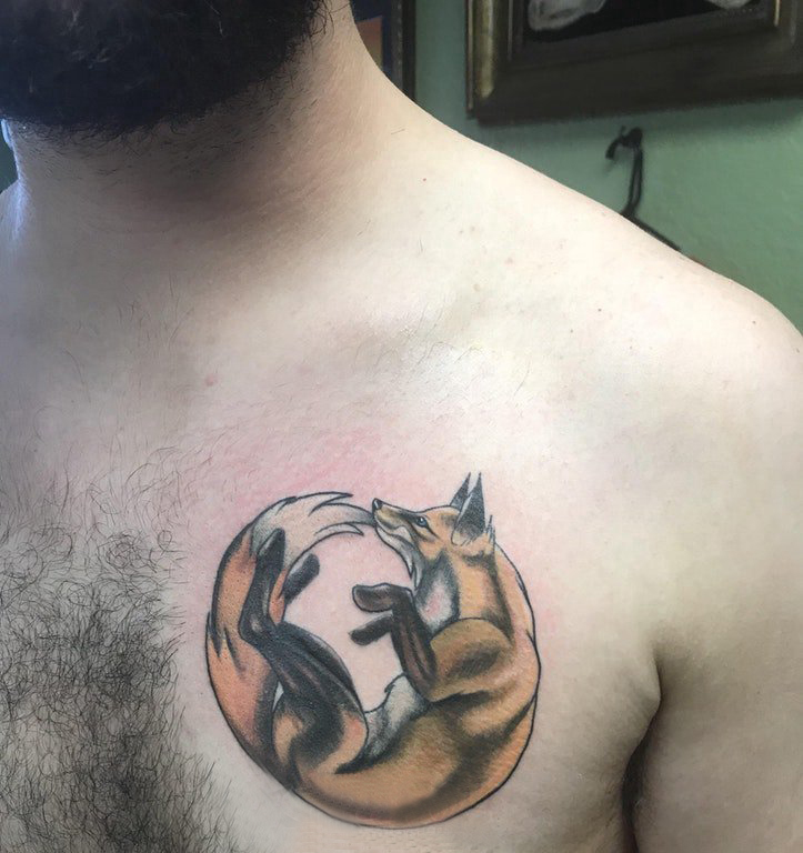 纹身胸部男 男生胸部彩色的小狐狸纹身图片
