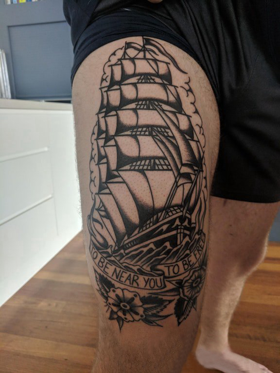 小帆船纹身  男生大腿上黑色的小帆船纹身图片