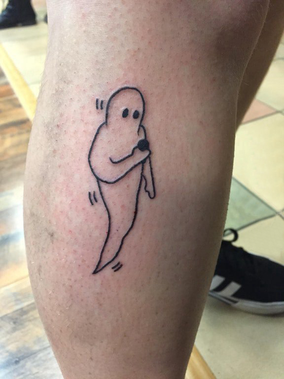 小纹身简笔画 男生小腿上黑色的幽灵纹身图片