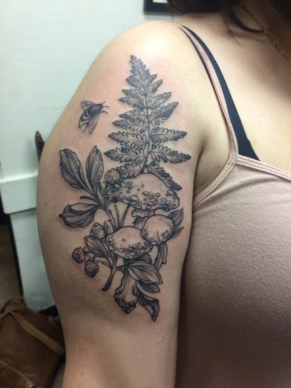 植物纹身  女生大臂上黑灰的植物纹身图片