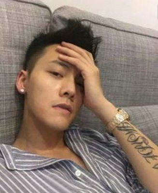 中国纹身明星  陈伟霆手臂上黑色的英文纹身图片