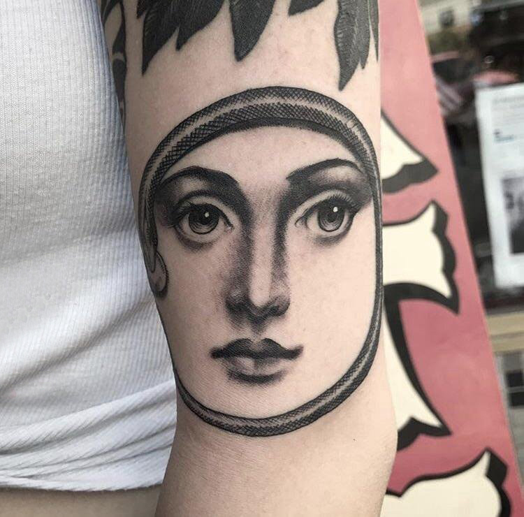 简易纹身素描   女生手臂上黑灰的人物肖像纹身图片