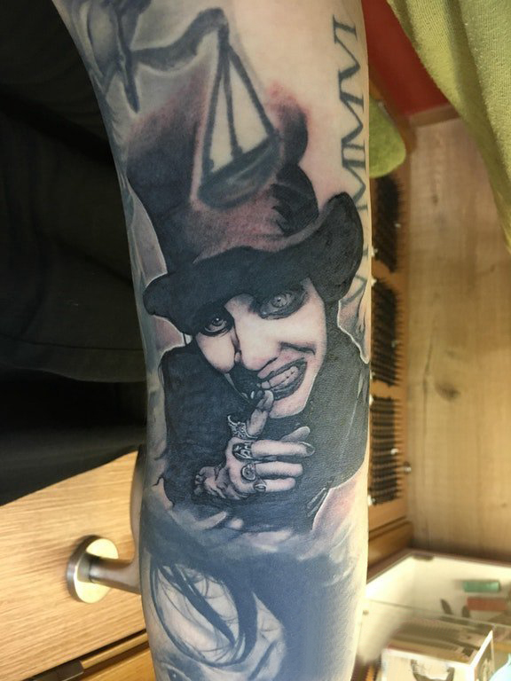小丑纹身  女生手臂上素描的小丑纹身图片