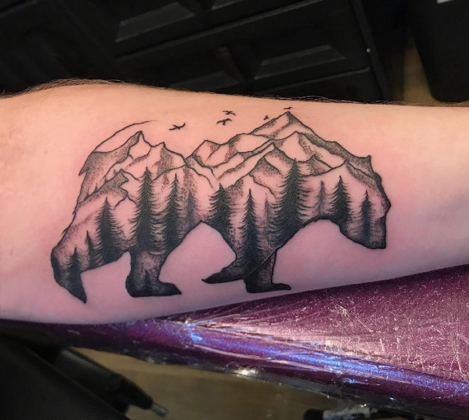 手臂纹身素材 男生手臂上山脉和熊纹身图片