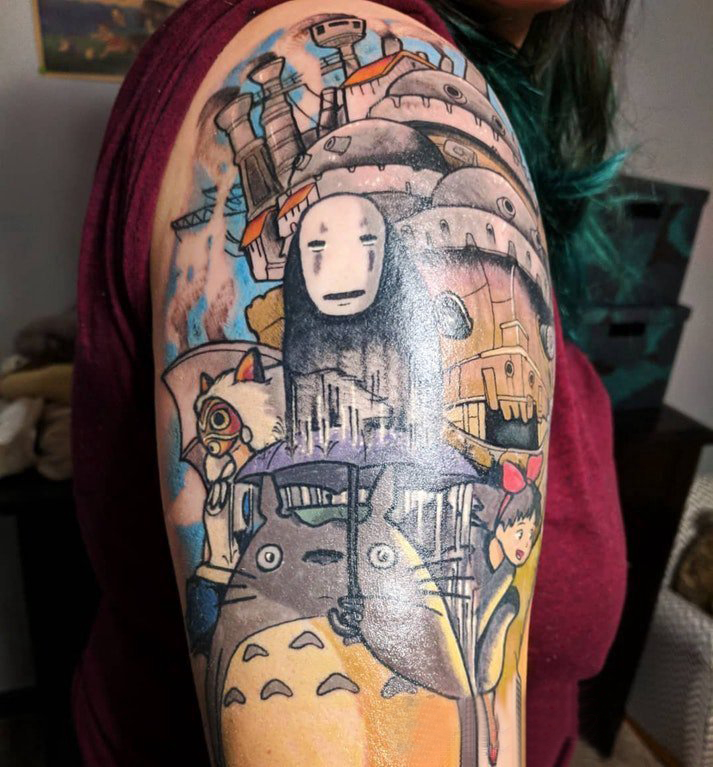 双大臂纹身 女生大臂上彩色的动漫人物纹身图片