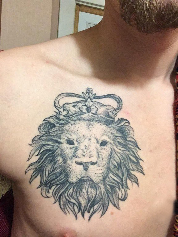 纹身胸部男 男生胸部黑灰的狮子头纹身图片