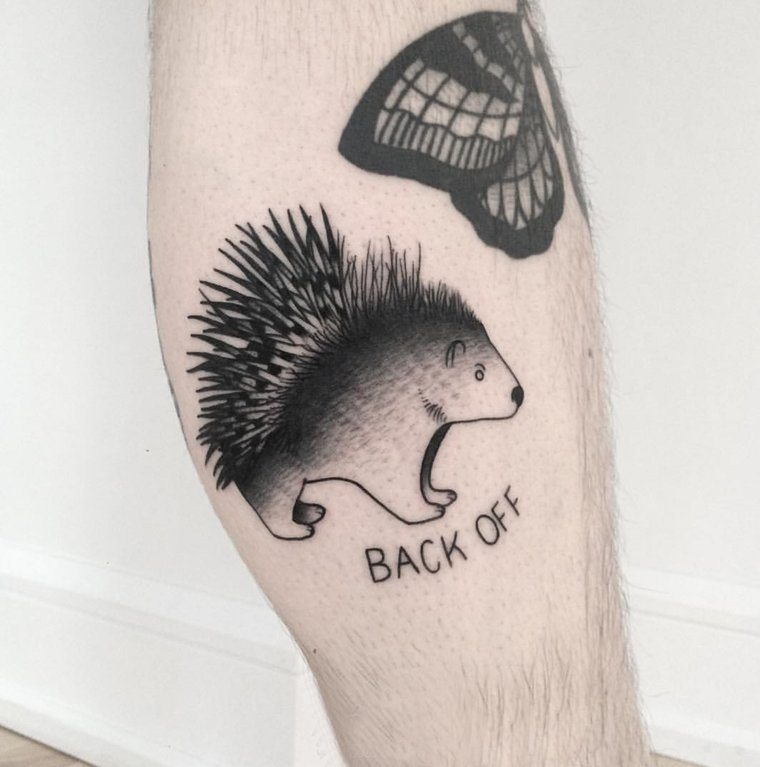 刺猬纹身图案 男生小腿上英文和刺猬纹身图片