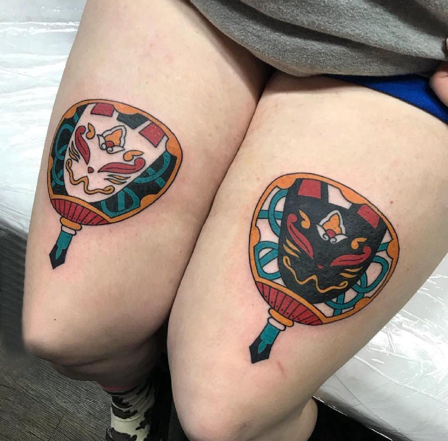 大腿纹身传统 女生大腿上彩色的扇子纹身图片