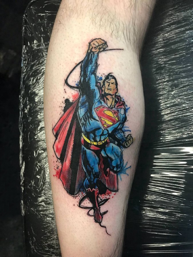 个性超人纹身 男生小腿上彩色的超人纹身图片