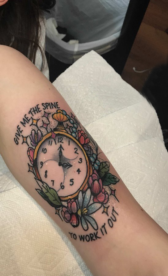 时钟纹身 女生手臂上花朵和时钟纹身图片