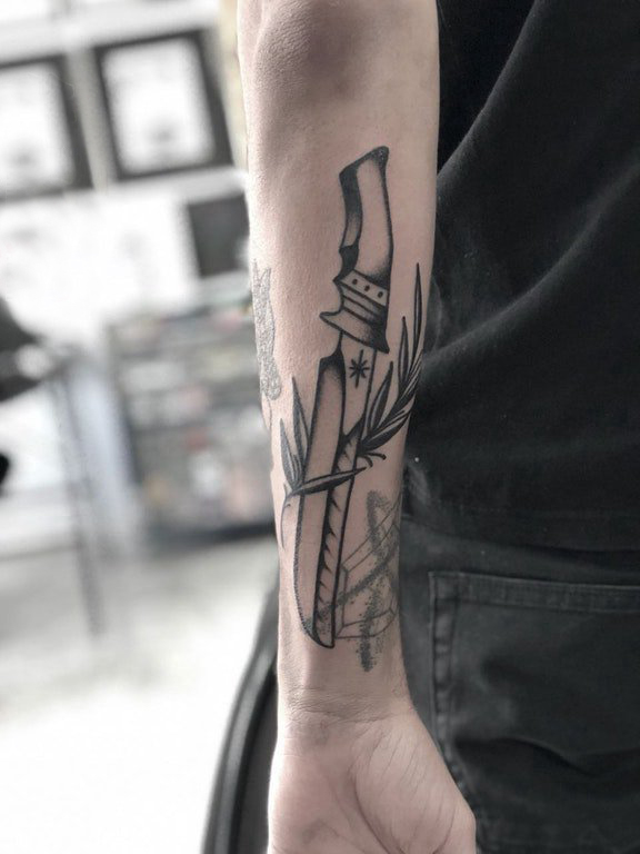 纹身黑色 男生手臂上植物和匕首纹身图片