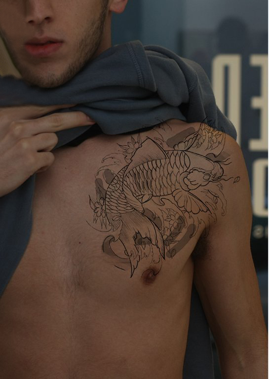 纹身胸部男 男生胸部黑色的鲤鱼纹身图片