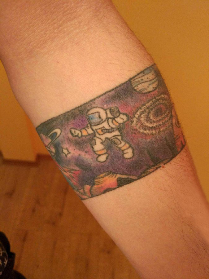 宇航员纹身图案 男生手臂上彩色的宇航员臂环纹身图片