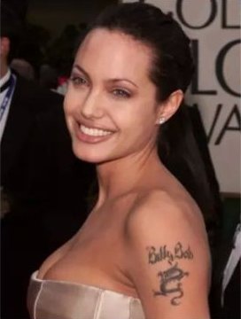 安吉丽娜朱莉的纹身  安吉丽娜朱莉手臂上黑色的英文纹身图片